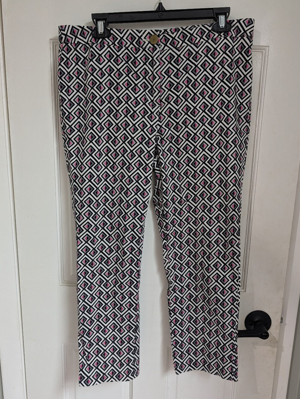 Jaclyn Smith Black White Pink Geometric Capris